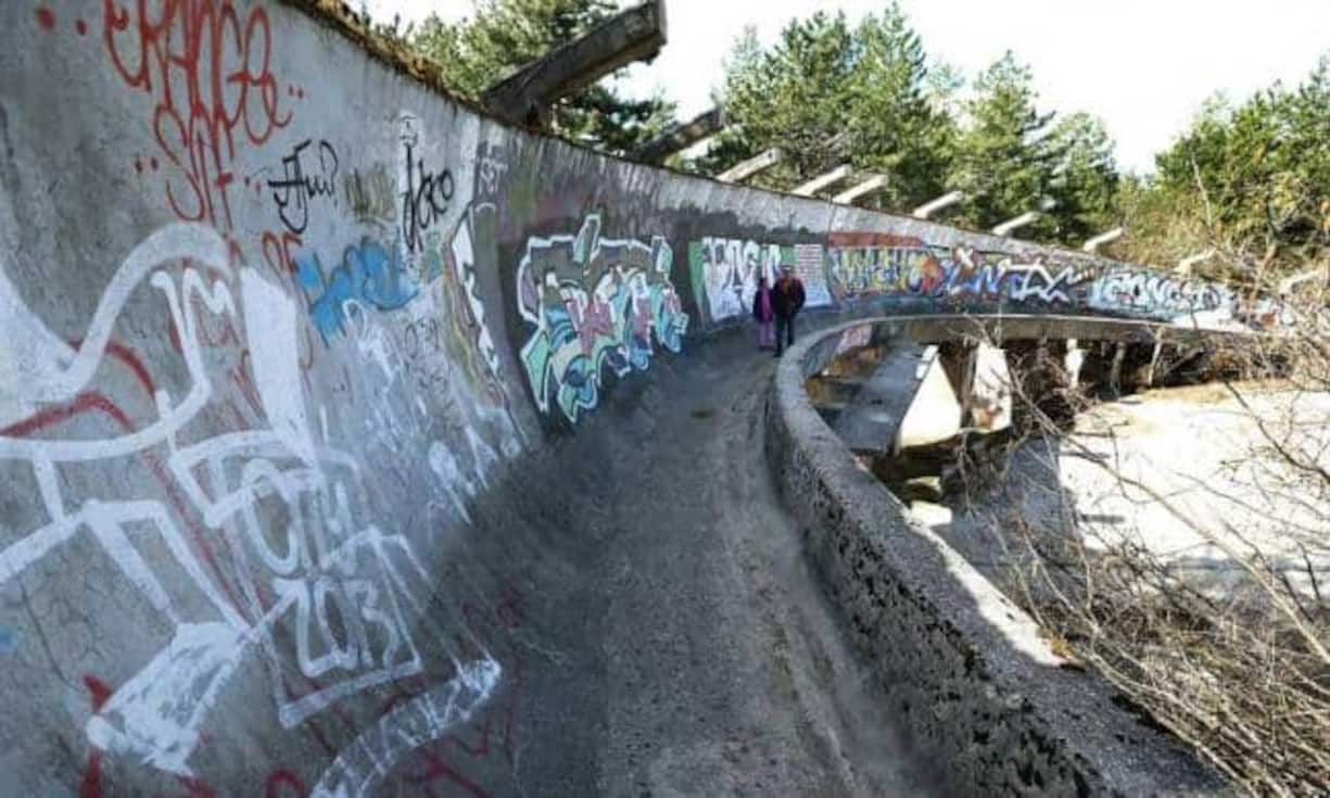 Bobbahn in Sarajevo
Die Bobbahn in Mount Trebevic in der Nähe von Sarajevo wurde für die Olympischen Winterspiele von 1984 erstellt, welche in Bosnien und Herzegowina stattfanden.