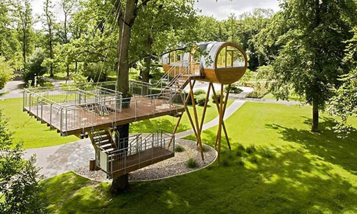 In Rheinau-Linx steht das Baumhaus «world of living». Der Baumhauskörper ruht auf einem komplexen statischen System aus sieben schräg stehenden, konisch geformten Stützen aus sibirischer Lärche. Die Terrasse und die Treppe werden von einer Eiche durch Stahlseile und hochbelastbare Textilgurte getragen. Alasdair Jardine