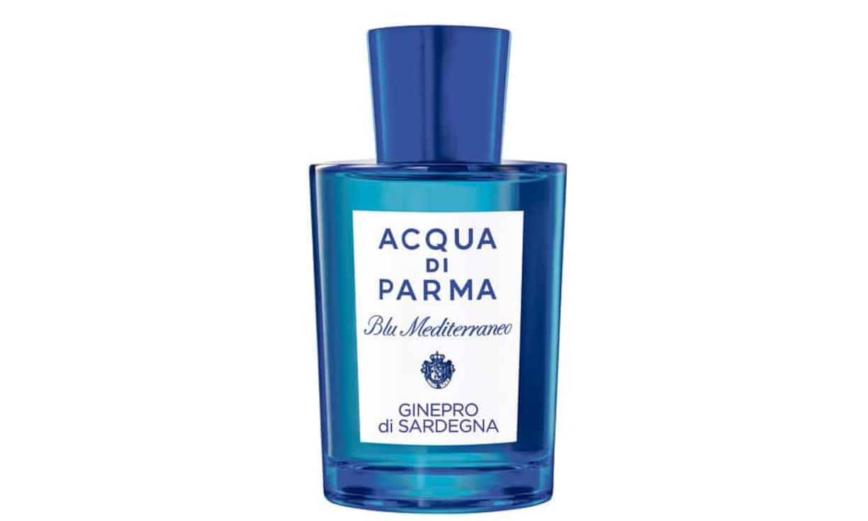 ACQUA di Parma: Wirkt wie eine liebevolle Berührung. Blu Mediterraneo – Ginepro di Sardegna ist in erster Linie ein holziger und aromatischer Duft mit Noten aus Wacholder, Bergamotte, Gewürzen, Salbei und Zypresse. Dieser Unisex-Duft passt zu jeder Jahreszeit und wirkt am besten auf der frisch geduschten Sommerhaut. Acqua di Parma, Ginepro di Sardegna, 75 ml, 99 Franken