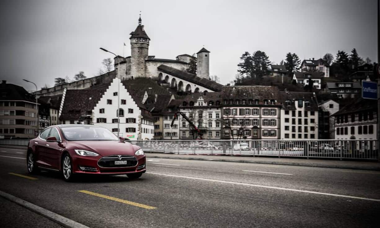 Der Tesla ist auf unseren Strassen einer der Grössten. In der Breite überragt er die Mercedes S Klasse um ganze 17cm. Dementsprechend anstrengend ist das Parken vor dem Supermarkt oder das Finden einer Lücke im Parkhaus. So verlief auch der Test nicht ohne Kratzer.