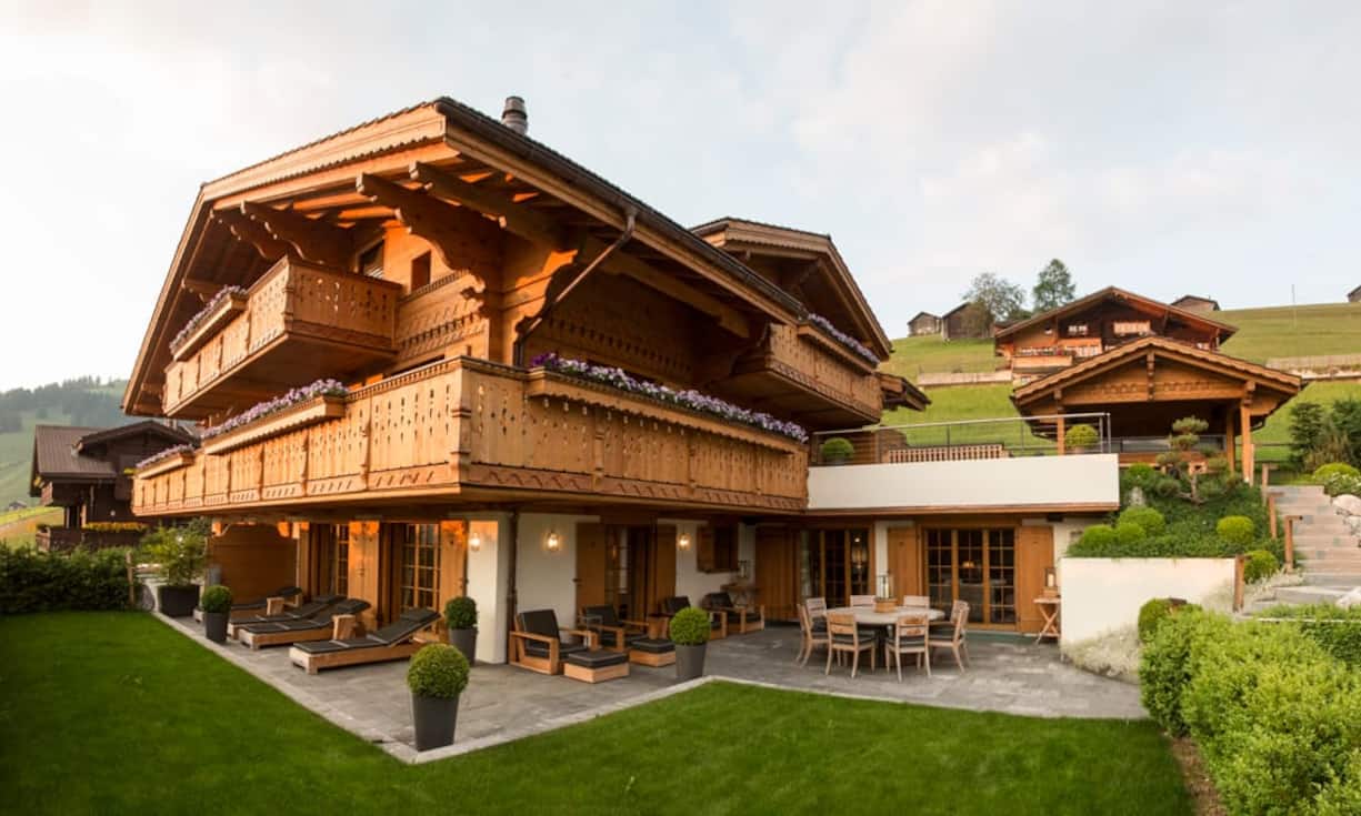 Das Chalet liegt in der ruhigen Gegend Bissen, in der Nähe des Skibergs Wasserngrat und nur einige Autominuten entfernt vom bekannten Berner Nobelort Gstaad.