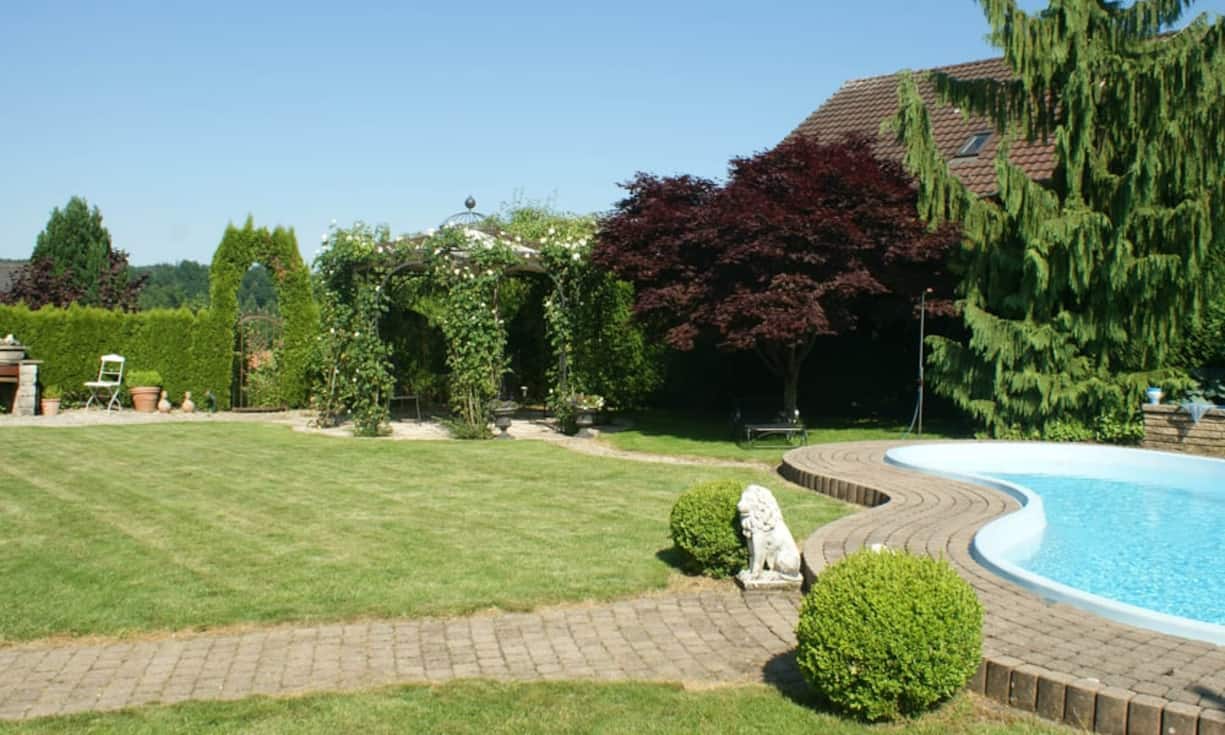 Das Untergeschoss überrascht mit einer Sauna, einem klimatisierten Weinkeller, einem weiteren Bad mit Dusche sowie einem Hobby- und Büroraum mit separatem Hauseingang. Preis: 2'300'000 Millionen Franken Quelle und Bilder: Engel & Völkers