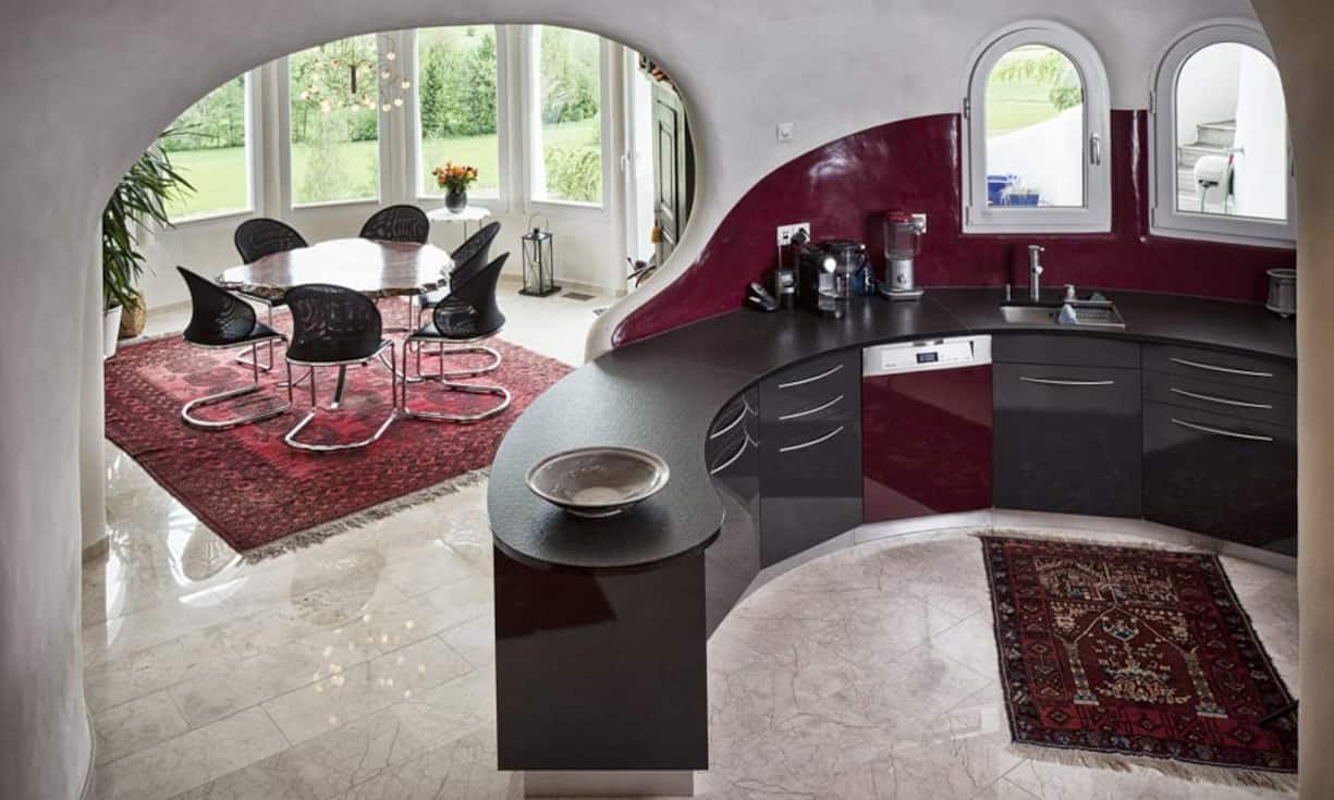 Die offene Küche im Erdgeschoss wurde vom Schreiner massgefertigt und...