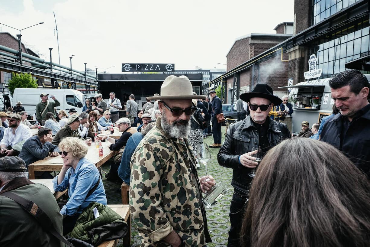 Auch aus der Schweiz sind viele angereist, so die hart recherchierende BONANZA-Delegation.