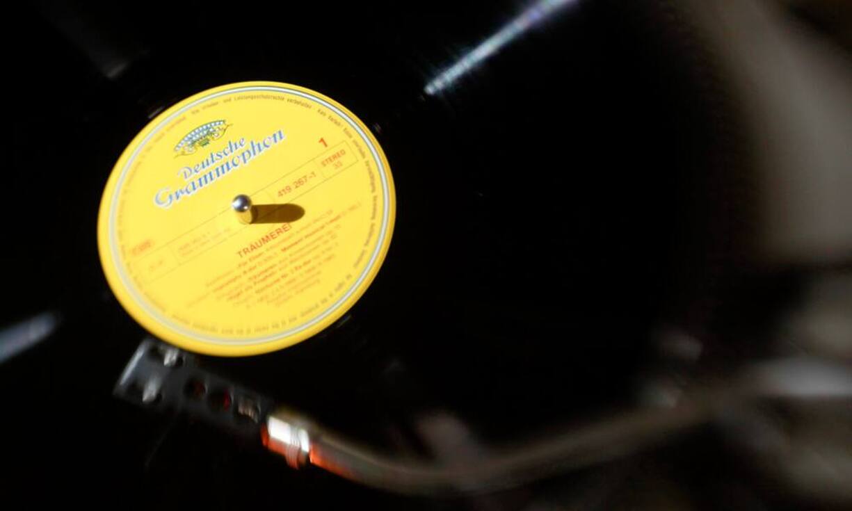 SchallplattenEine weitere ungewöhnliche Anlagemöglichkeit sind Schallplatten. Wenn diese einwandfrei erhalten und zugleich selten sind, kann es gut sein, dass man sie heute für ein Vielfaches des ursprünglichen Ladenpreises loswird. Bilder: Keystone/Flickr/CC
