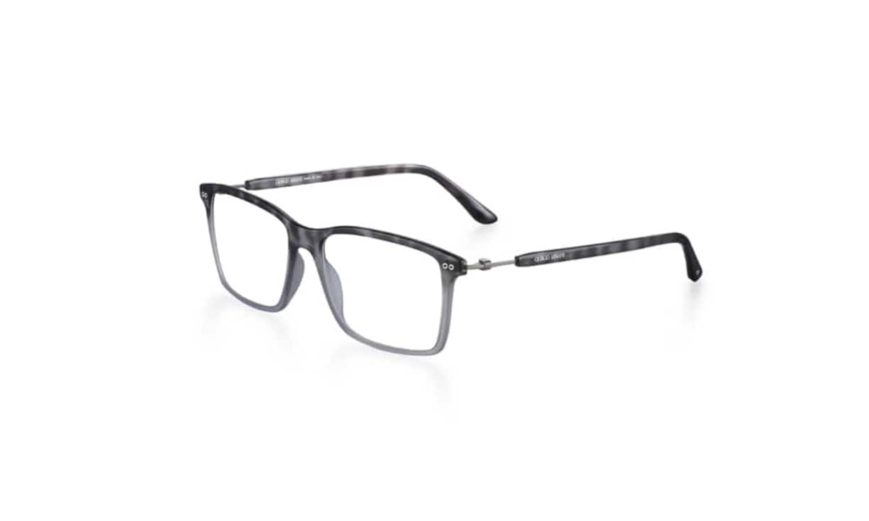 Elegant: Giorgio Armani Das Pantos-Model ist aus Titan und ganz ohne Schrauben hergestellt. Mit einer 2,6 Millimeter dünnen nuancierten Front und nur 15 Gramm Gewicht, ist diese Brille eine filigrane Besonderheit. Preis 382 Franken