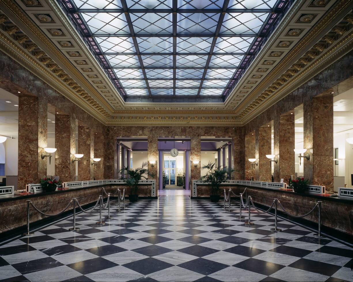 View of the client service hall at the headquarters of the Union Bank of Switzerland UBS at the Bahnhofstrasse street 45 in Zurich, Switzerland, pictured on January 25, 2008. (KEYSTONE/Gaetan Bally) Ansicht der Kundenhalle des Hauptsitzes der Bank UBS an der Bahnhofstrasse 45 in Zuerich, aufgenommen am 25. Januar 2008. (KEYSTONE/Gaetan Bally)