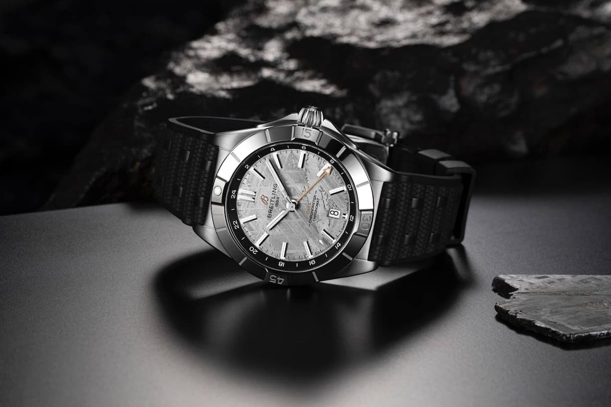 Chronomat Automatic GMT: Gehäuse: 40 mm, Edelstahl mit Platinlünette Kaliber: Breitling 32 Gangreserve: ca. 42 h Preis: mit Kautschukband 9500 Fr., mit Stahlband 9800 Fr.