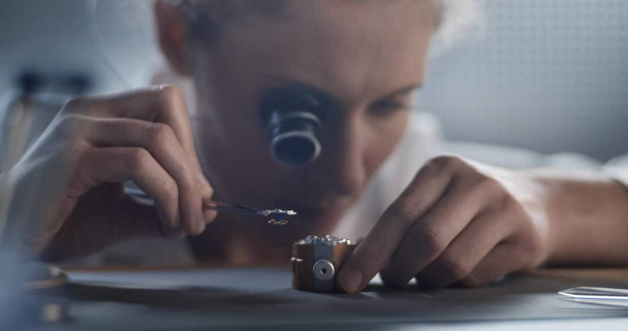 Uhrmacher an der Arbeit.