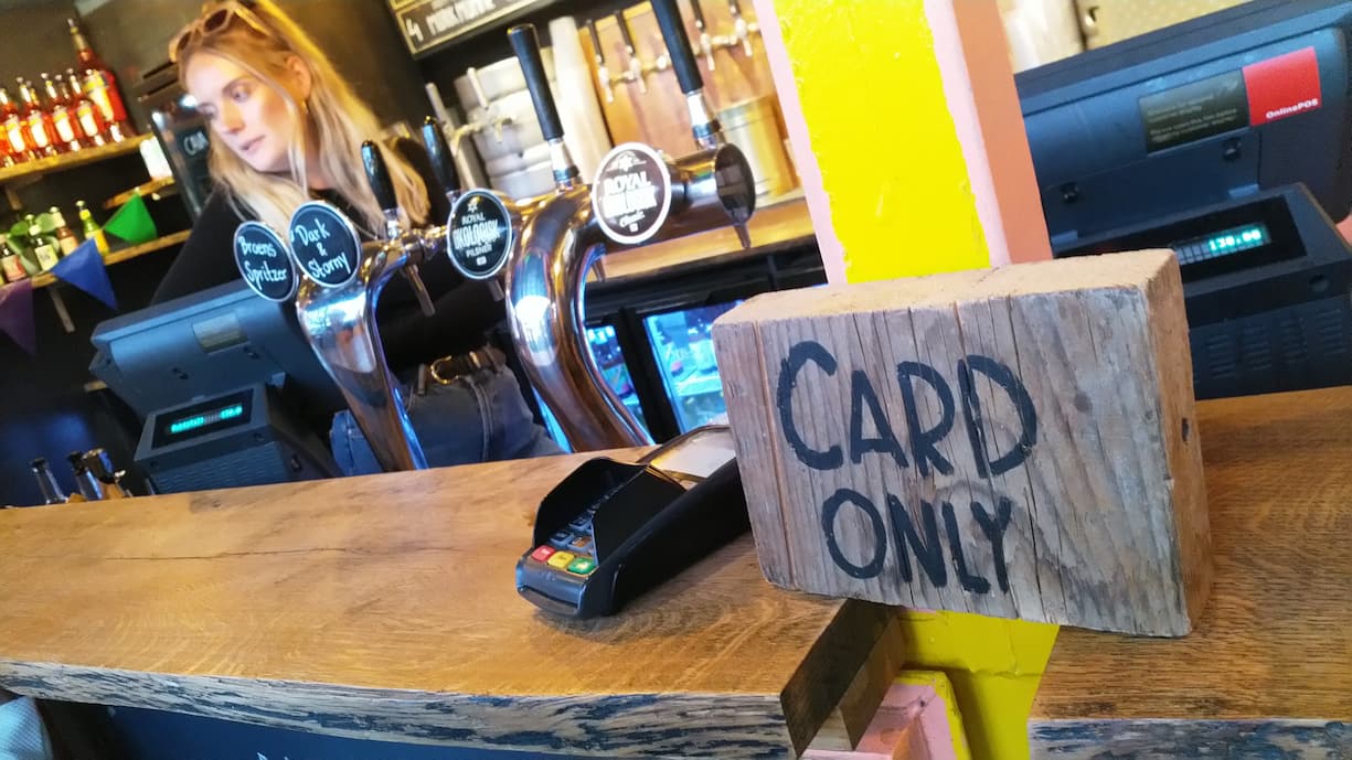 Eine Bar in Kopenhagen: Hier kann nur mit Karte bezahlt werden