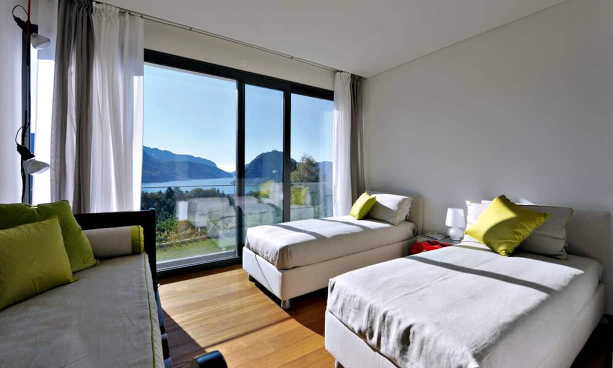 Logenplatz: Die Schlafzimmer in der kleinteiligeren Ruhezone der Villa, die sich im Westen an den loftartigen Hauptraum anschliesst, erlauben den Panoramablick durch die raumhohen Glasschiebetüren.