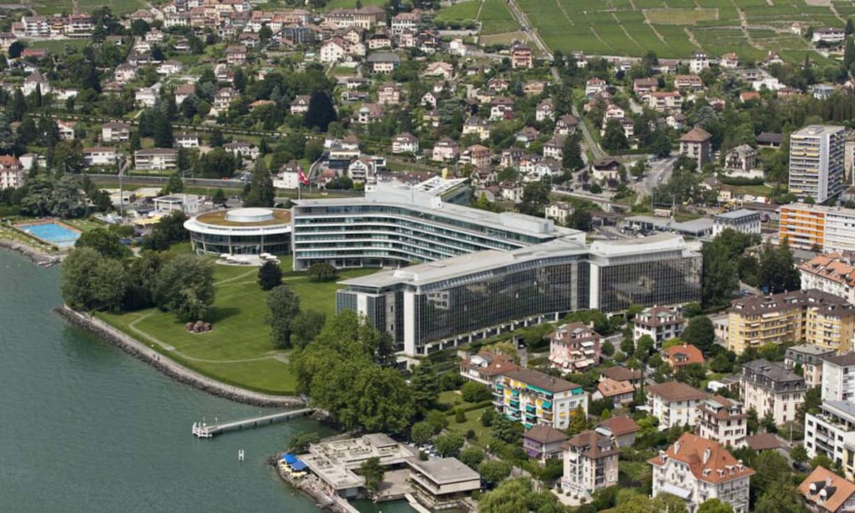 Nestlé, Vevey, Jean Tschumi, Burckhardt + Partner, Richter Dahl Rocha, 1960 ff: Der Hauptsitz von Nestlé war in den sechziger Jahren das grösste Haus der Westschweiz. Jean Tschumi hatte es als Gesamtkunstwerk gedacht und gebaut - Umgebung, riesiges Volumen in einem Ypsilon verpackt, jedes Detail vom Feinsten. Eine durchgehende Stimmung von Fortschritt, Leichtigkeit und Heiterkeit.   Bilder: Keystone