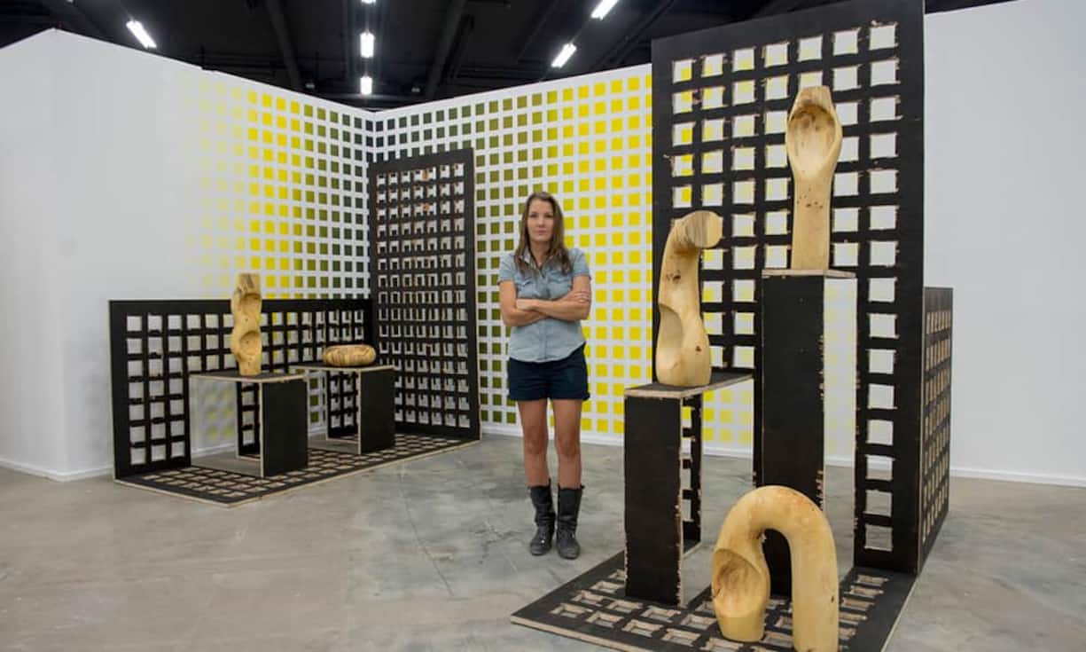 Platz 9: Claudia ComteVon der jüngeren Generation hat die 34-jährige Lausannerin (Vorjahr Rang 12) ihre Stellung als eine der faszinierendsten jungen Künstlerinnen durch weitere Projekte bestätigt. Im Coachella Valley bei Palms Springs schuf sie eine Betonwand, auf der strenge Zickzacklinien zu delirischen Kurven morphen — und arbeitete als einzige Schweizerin Schulter an Schulter mit amerikanischen Kunststars wie Richard Prince und Doug Aitken. Preisspanne: 2000 - 100'000 Franken