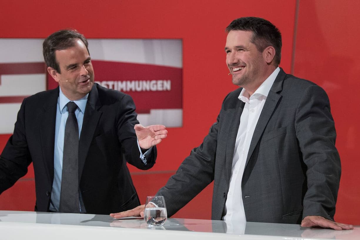 Die Parteipraesidenten Gerhard Pfister, CVP, links, und Christian Levrat, SP, aeussern sich bei der Elefantenrunde zu den Abstimmungsergebnissen, am Sonntag, 10. Juni 2018, in Bern. (KEYSTONE/Peter Schneider)