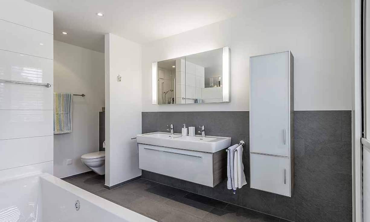 Die Wohnung besitzt drei Schlafzimmer sowie zwei Badezimmer.