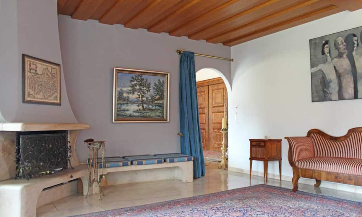 Gesamthaft hat die Villa 10,5 Zimmer. Im Untergeschoss befinden sich diverse Nebenräume (Keller, Bastelraum, Wirtschaftsraum etc.), sowie ein Fitnessraum.