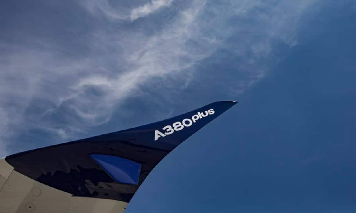 Airbus hat der Maschine deshalb ein Update spendiert, das unter dem Namen A380 Plus vermarktet wird. Auffälligste Neuerung sind die riesigen Winglets.