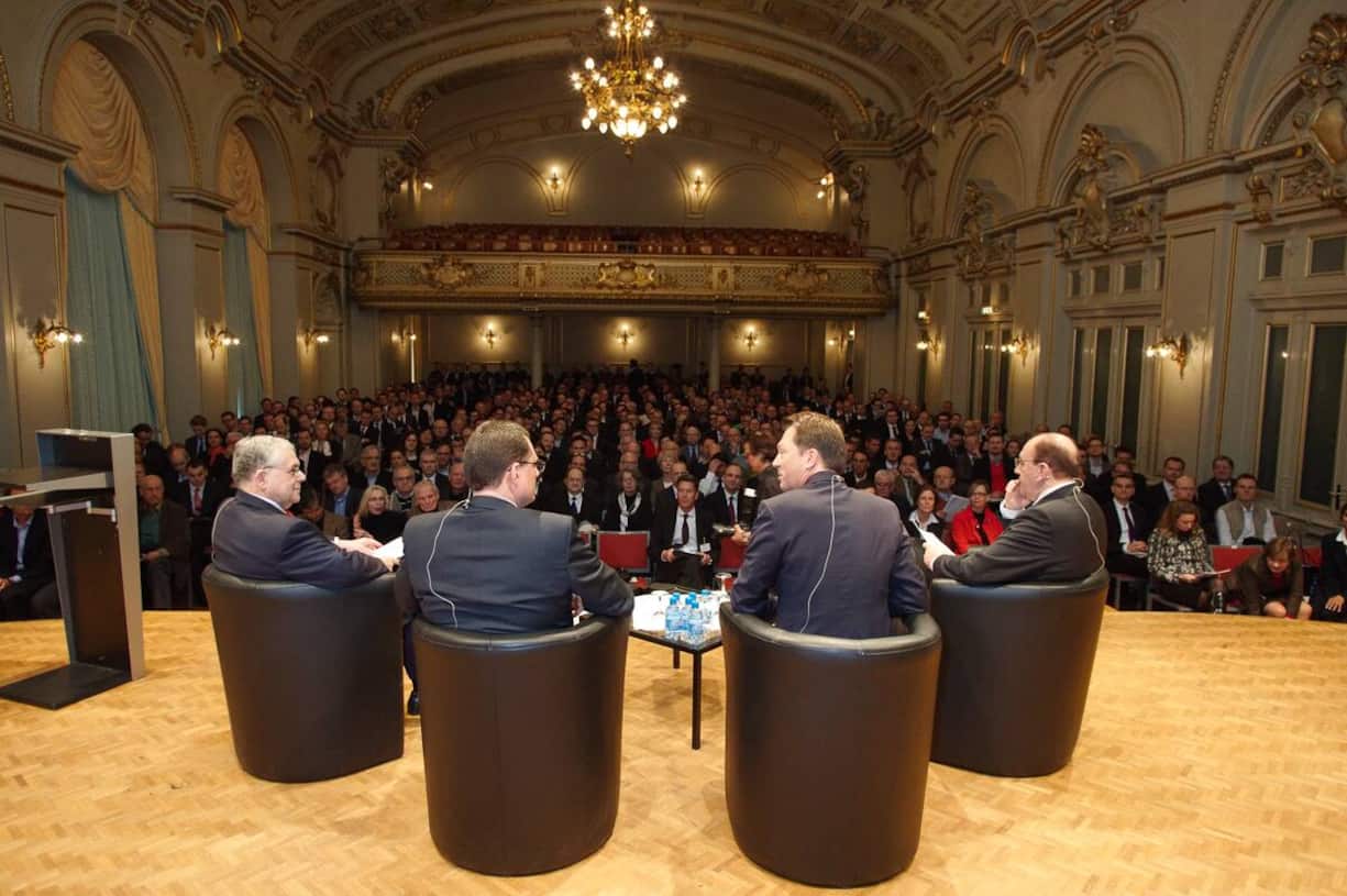 Lucas Papademos, ehemaliger griechischer Premierminister und Ex-Vizepräsident der Europäischen Zentralbank; Thomas J. Jordan, Präsident des Direktoriums der Schweizerischen Nationalbank; Dirk Schütz, Chefredaktor Bilanz; Axel A. Weber, VR-Präsident UBS AG
