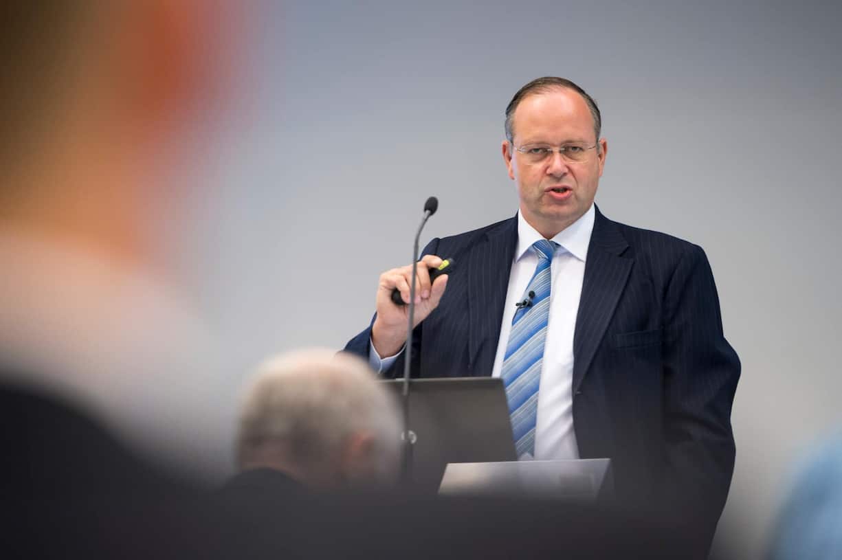 Rudolf Hadorn, Mitte, CEO des Spezialkunststoff-Herstellers Gurit, spricht anlaesslich einer Medienkonferenz zum Halbjahresergebnis im SIX Convention Point am Montag, 24. August 2015, in Zuerich. Gurit, ein fuehrender Hersteller von Hochleistungsverbundwerkstoffen, hat ihren Betriebsgewinn von Januar bis Juni auf 15,8 Millionen Franken verdoppelt, wie das Unternehmen am Montag mitteilte. Auch die Betriebsgewinnmarge verdoppelte sich beinahe auf 8,9 Prozent.