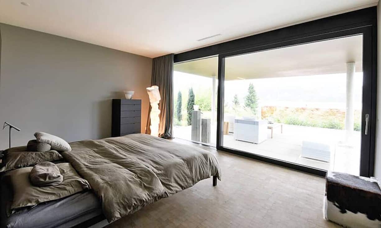 Im unteren Stockwerk befindet sich das Hauptschlafzimmer, welches direkten Zugang zu der Terrasse sowie zum Infinity-Pool bietet.