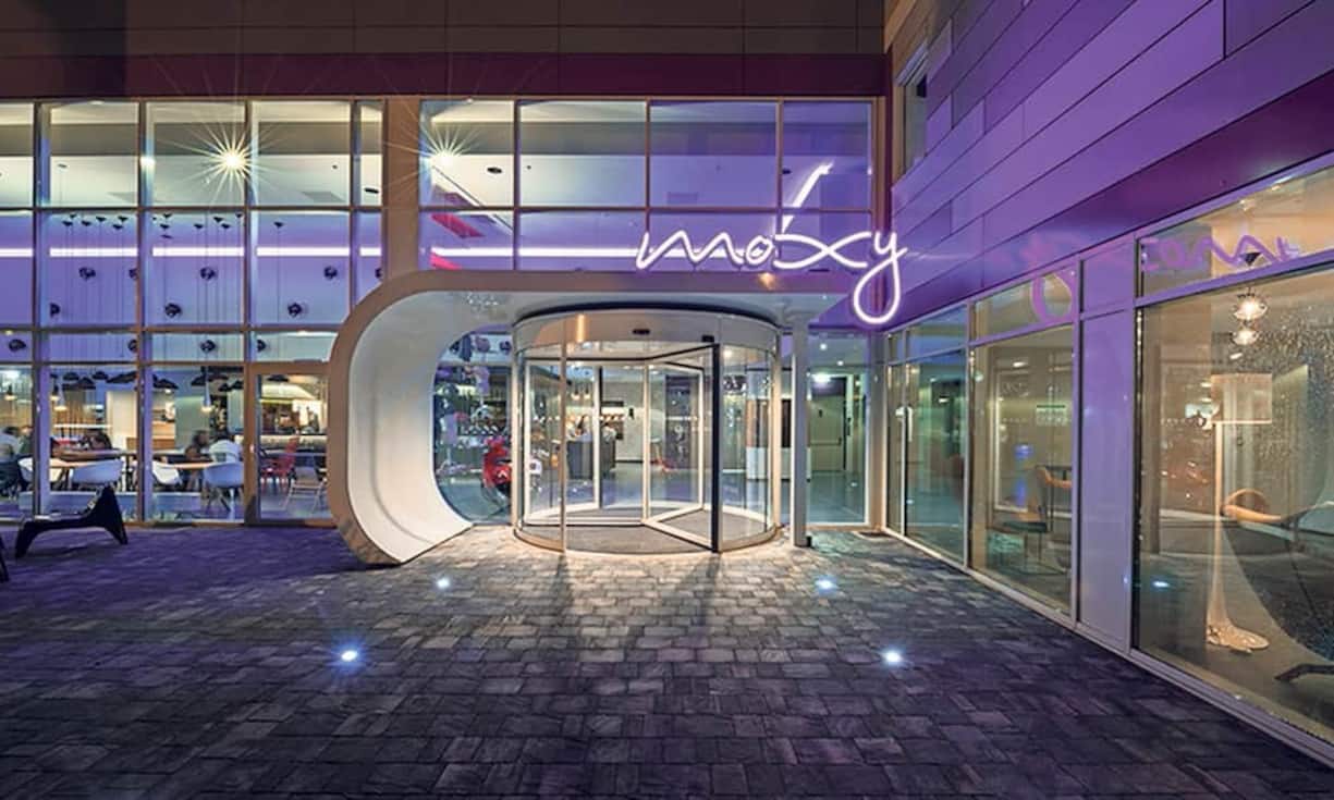 Moxy Hotels - Marriott mit IKEA: Die neue Budget-Hotelmarke von Marriott und Ikea hatte ihr Debüt im September am Flughafen Mailand-Malpensa. Gäste, die während des Aufenthalts unter #atthemoxy ein Bild auf Instagram posten, erhalten einen Frühstücksgutschein im Wert von 5 €. Innerhalb der nächsten zehn Jahre ist die Eröffnung von 150 Häusern geplant. «Moxy» am Flughafen Mailand-Malpensa: Ab 79 Euro pro Nacht