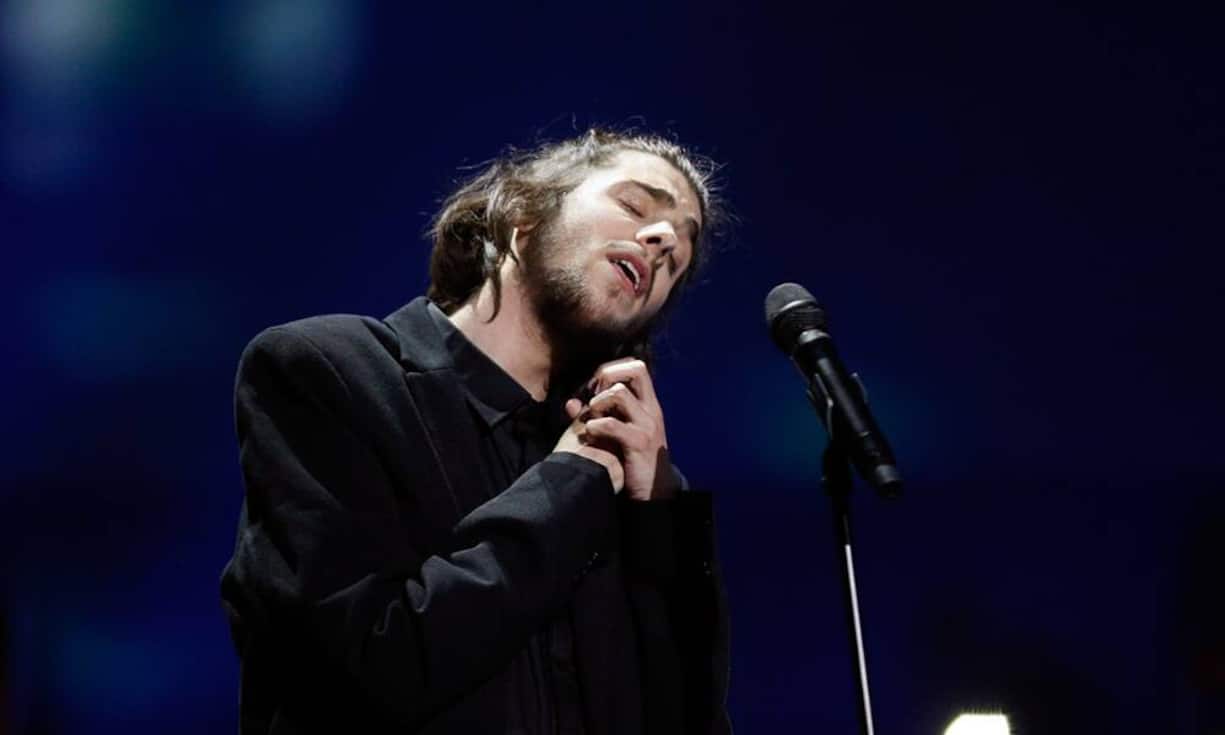 Der Portugiese Salvador Sobral überzeugt mit seinem inbrünstig vorgetragenen Jazz-Walzer «Amar Pelos Dois». Er gewinnt damit die Publikumswahl und die Wahl der Jurys.