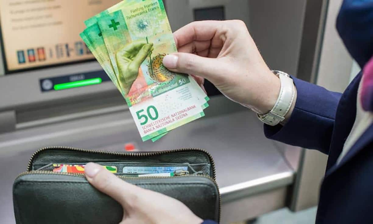 Die neue 50er-Note ging am Mittwoch in Umlauf. Auf Plakaten und TV-Spots bewirbt die Schweizerische Nationalbank den Geldschein. Experten beziffern die Kosten auf Millionen Franken. 
Die Kampagne sorgt für Unmut.