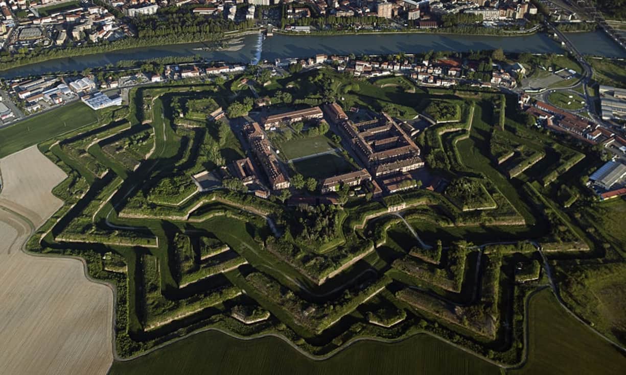 Die Zitadelle von Alessandria, Italien: Laut der Unesco handelt es sich hier um die wichtigste hexagonale Festung in Europa. Die Unesco hat die Zitadelle von Alessandria bereits 2006 auf ihre Warteliste aufgenommen. Stärkste Gefahr für die Festung ist das wuchernde Unkraut, dessen Wurzeln die Festungswälle unterwandert und schwächt. Grössere Restaurierungen müssten ebenfalls vorgenommen werden.Folco Quilici