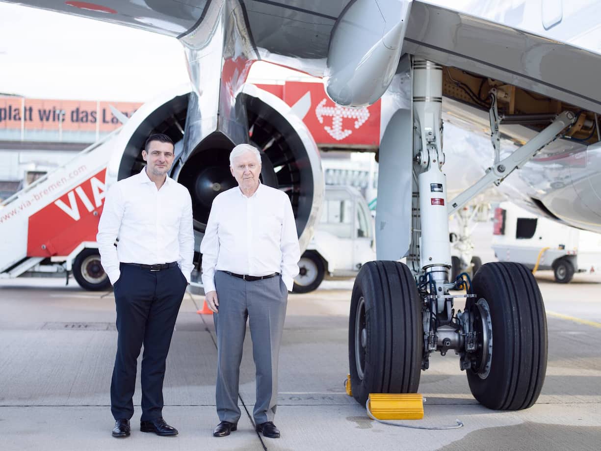 Martin Ebner zusammen mit Dirk Ruschmann, Bilanz, waehrend eines Fluges zwischen Zuerich Kloten und Bremen mit einem neuen Flugzeug des Types Embraer E190-E2 der Helvetic Airways, am Freitag 8. November 2019.Bild: Michael Buholzer