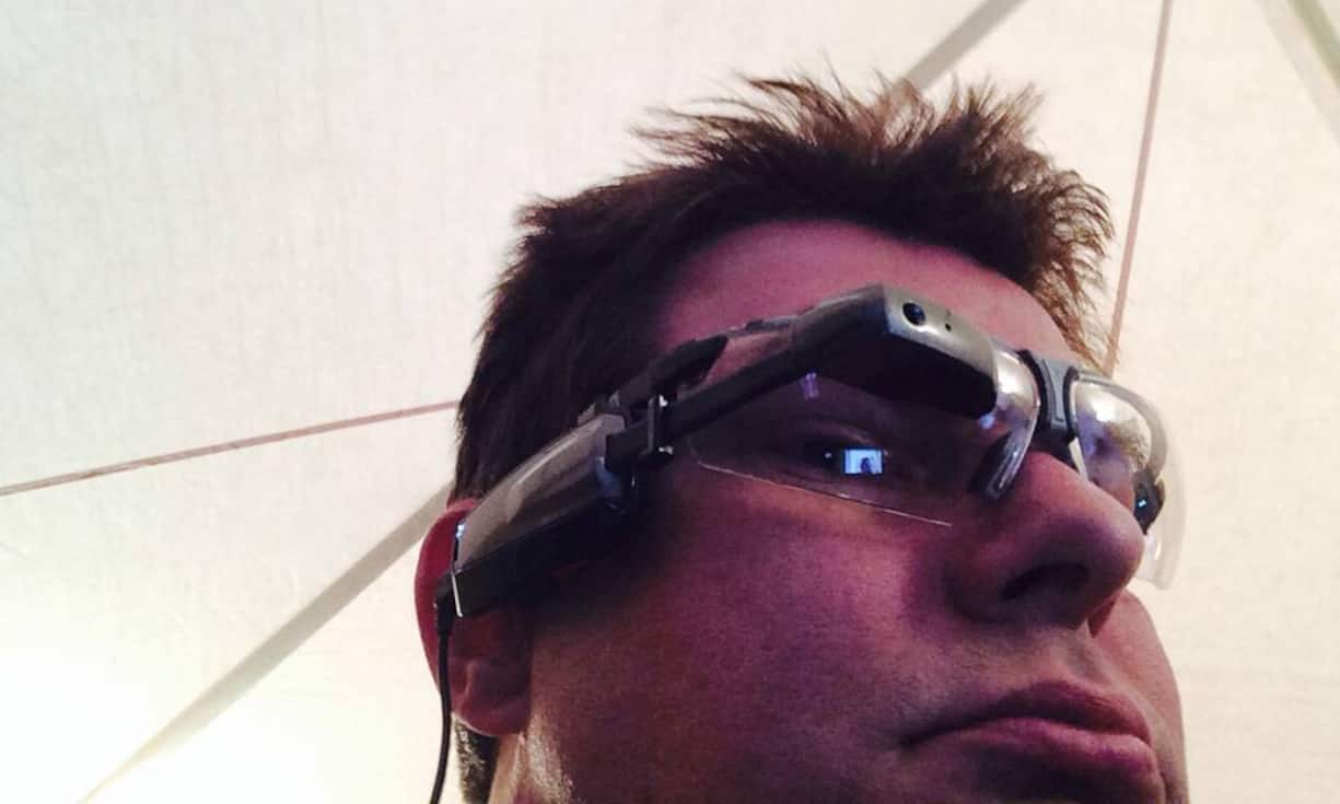 Die Vuzix Wrap 1200 DX ist Google Glass für Erwachsene: Ein vollwertiger Android-Rechner mit Kamera und Minimonitor, das auf dem Brillengestell sitzt. Gedacht ist das Gerät für die Industrie und verkauft sich an Kunden aus der Logistik und Fertigungsbranche oder SAP.