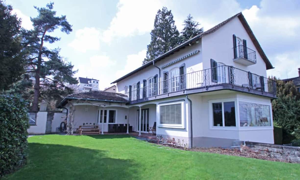 Leicht erhöht inmitten eines ruhigen Wohnquartiers liegt dieses stilvolle 10-Zimmer-Herrschaftshaus im Stadtteil Wollishofen, umgeben von einer grosszügigen Gartenanlage.