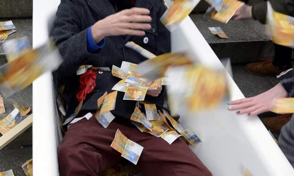 Abfindungen als Renten günstiger versteuernWenn einem Kadermitarbeiter gekündigt und eine Abfindung erhält, kann dieser Betrag zu einem günstigeren Satz versteuert werden. Beispiel: Ein CFO wird entlassen und erhält eine Abfindung von 600'000 Franken (drei Jahreslöhne). Findet er keinen neuen Job, könnten die 600'000 zum günstigeren Steuersatz von 200'000 (anstatt für 600'000) Franken versteuert werden, weil dies einer Lohnausfallzahlung für drei Jahre entspricht.