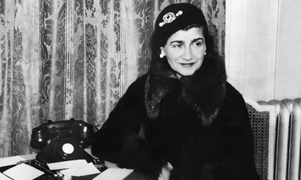 Die Modelegende aus den 20er und 30er Jahren. Gabrielle Coco Chanel bewies, dass bequeme Kleidung bei Frauen dennoch elegant sein kann. «Mode ist vergänglich, Stil bleibt», lautet eines der berühmtesten Zitate der grossen Modemacherin.