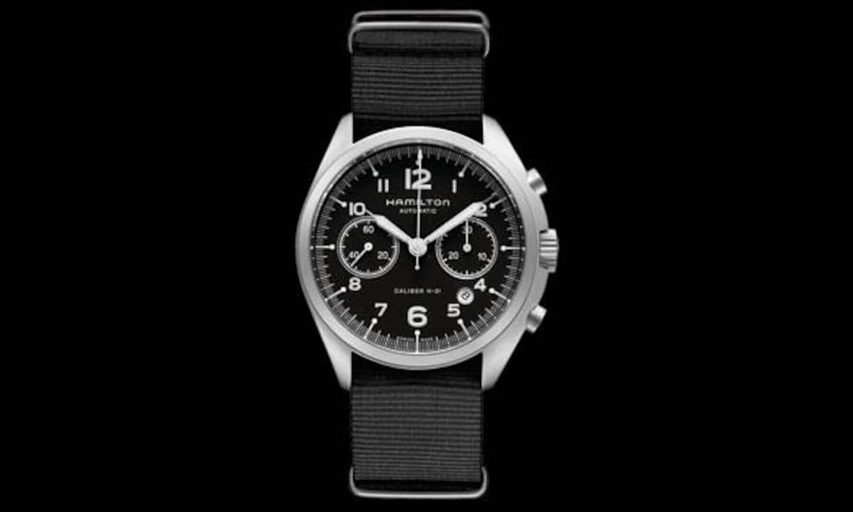 14. Frisch und sympathisch Hamilton hat sich in wenigen Jahren einen festen Platz im Schweizer Uhrenuniversum gesichert. Unter dem charismatischen Sylvain Dolla bauen die Bieler mit den amerikanischen Wurzeln ihre Position umsichtig aus. Hamilton wirkt frisch und hat Charme. Alles zu fairen Tarifen. Eine einfache Automatik ist schon für 700 Franken zu haben. 
Khaki Pilot Pioneer Chrono mit Textilband: 1800 Franken.
