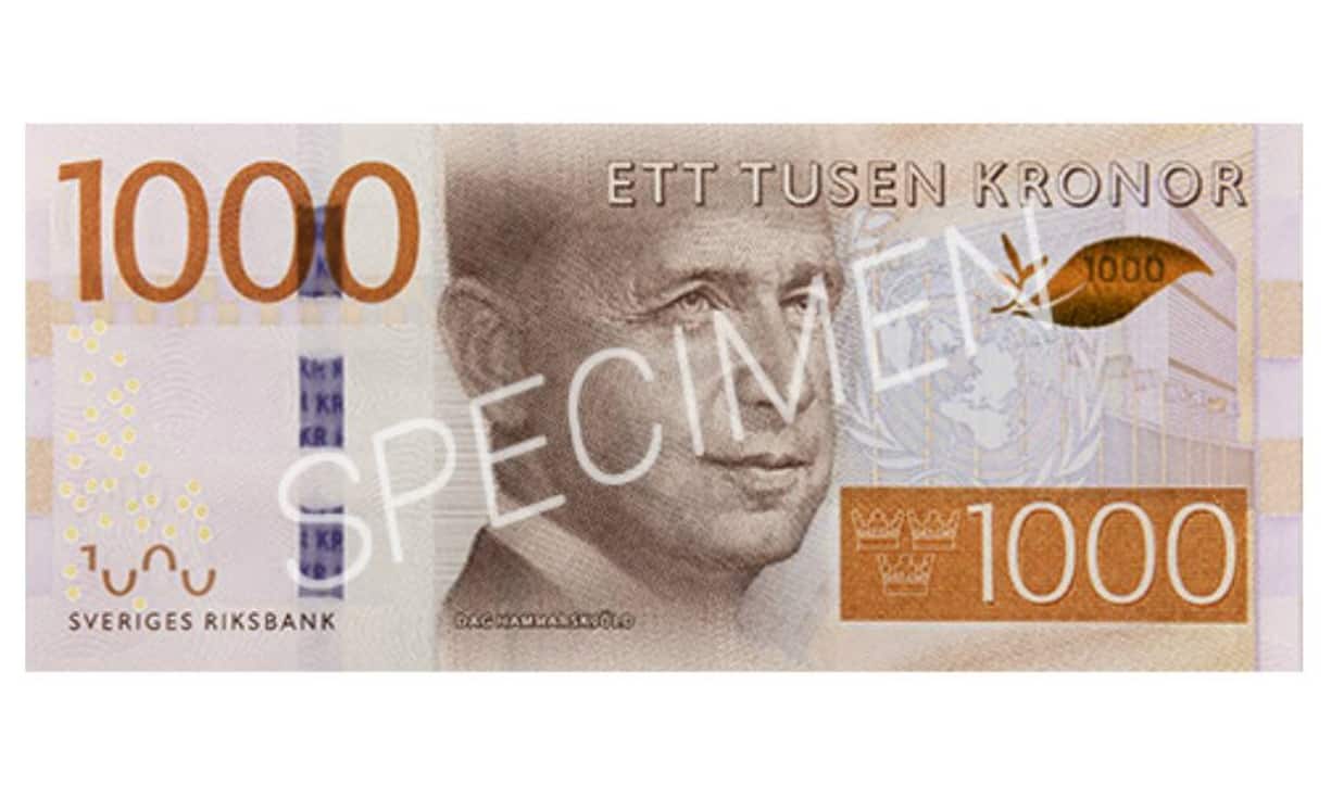 Abgelöst wird auch der schwedische König Gustav I. Wasa. Neu ziert der ehemalige UN-Generalsekretär Dag Hammarskjöld die 1000-Kronen-Note. Da sich Hammarskjöld Lappland und den schwedischen Bergen sehr verbunden fühlte, ist diese Region auf der Rückseite des Geldscheins abgebildet.
