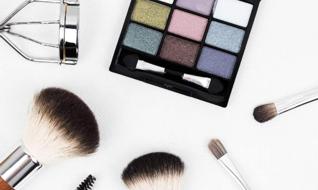 Für eine Lidschattenpalette von fünf Gramm bezahlt man in Malaysia am meisten. Dort kostet diese im Durchschnitt 27.40 Euro. In den vereinigten arabischen Emirate dagegen kommt man günstig weg: Mit 2.20 Euro bekennt man dort Farbe. Von 50 getesteten Ländern liegt die Schweiz mit ihrem Preis für Lidschatten auf Rang 9. Der Preis hier beträgt durchschnittlich 12.70 Euro. Pexels