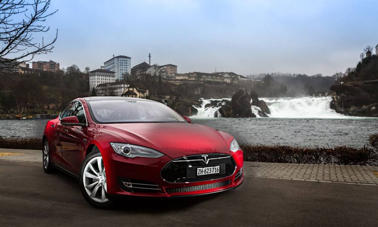 Der Tesla vor der Kulisse des Rheinfalls. Ein perfektes Sinnbild für das Auto. Denn mit Strom aus Wasserkraft wird der Tesla mitunter  angetrieben.Das Auto hat der Fotograf Patrick Stoll exklusiv für handelszeitung.ch in Szene gesetzt.
