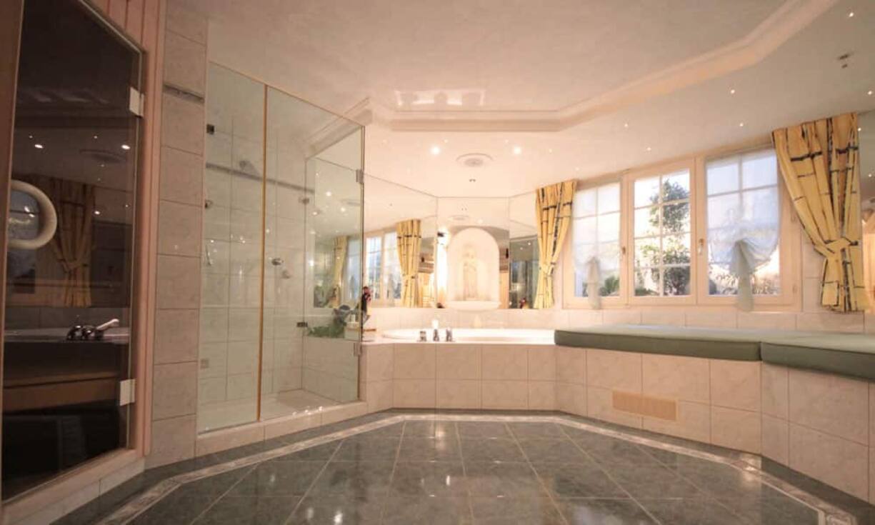 Die kleine Wellnessanlage mit Sauna und Whirlpool im Haus bietet genügend Fläche zum Entspannen.