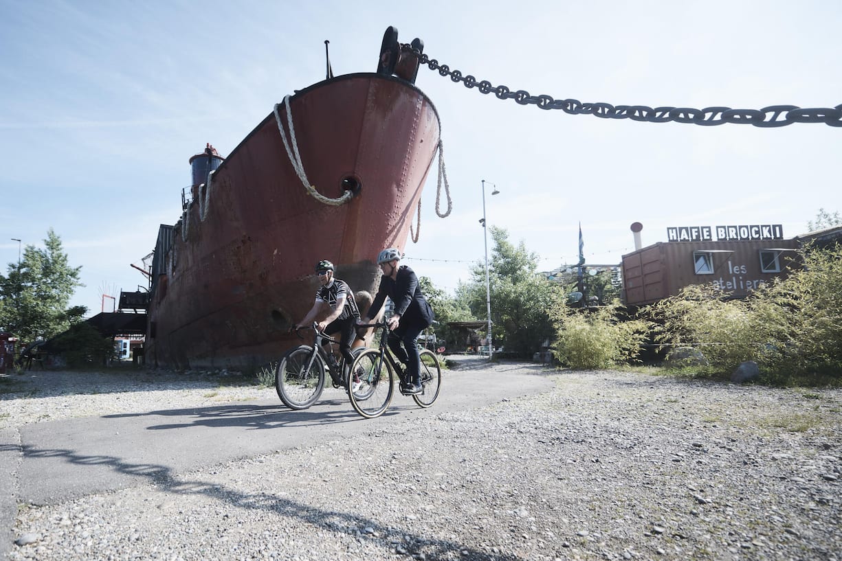Schiff ahoi: Im Hintergrund das Leuchtturmschiff «Gannet 1954» im Holzpark Klybeck.