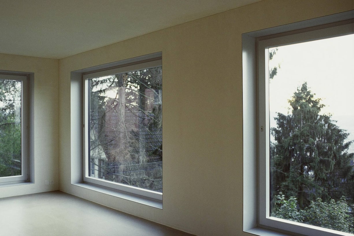 Wo sich früher ein steiler Pflanzgarten befand, stehen nun zwei kompakte Baukörper, welche die Muster der benachbarten Ein- und Mehrfamilienhäuser neu und modern interpretieren.