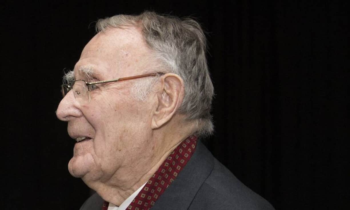 Mit günstigen Möbeln zum Selbstschrauben wurde Ingvar Kamprad reich. Als 17-jähriger Sohn eines Bauern hatte er 1943 in seinem Geburtsort Älmhult Ikea gegründet - zunächst als kleines Geschäft, das Stifte und Bilderrahmen verkaufte. Das Einstiegskapital lieh er sich dafür von seinem Vater. 1958 öffnete in Älmhult das erste Warenhaus des heute weltumspannenden Konzerns. Sein Vermögen: 3,9 Milliarden Dollar.