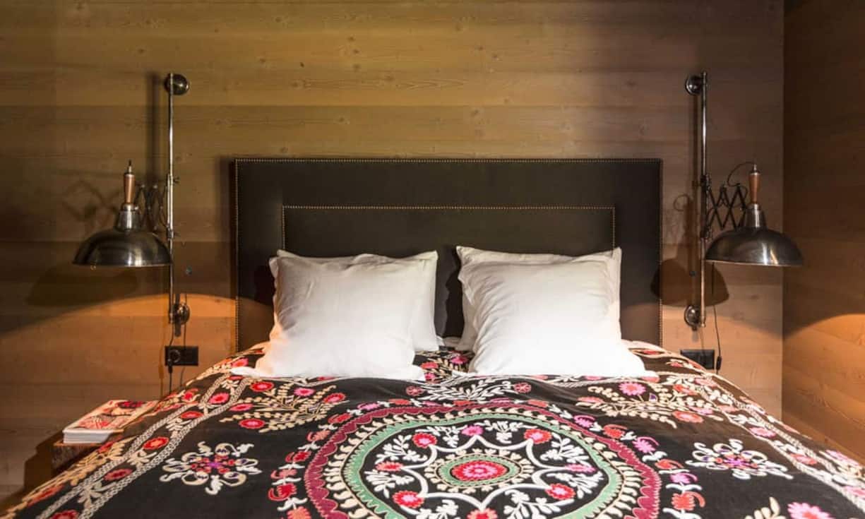 Das Haus bietet vier Schlafzimmer mit Badezimmer sowie ein Gästezimmer mit einer Nasszelle.