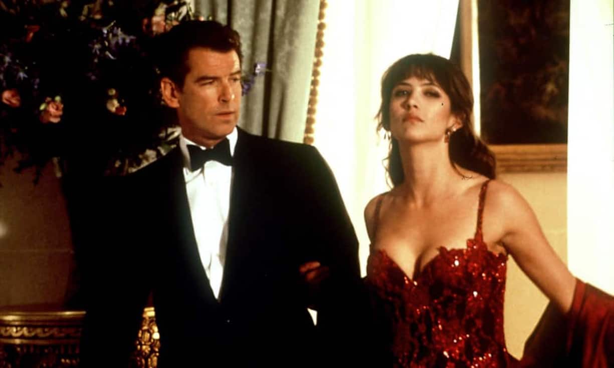 1999: «The World Is Not Enough» Pierce Brosnan muss die Tochter eines Millionärs schützen. Mit Sophie Marceau als Elektra King. An Bonds Handgelenk ist die Omega Seamaster 300M zu erkennen.
