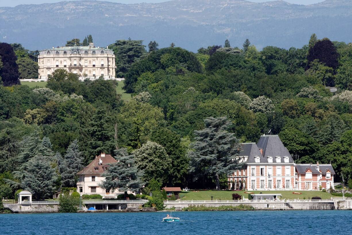 BBPYR8 BOAT ON LAKE GENEVA IN FRONT OF THE CHATEAU DE ROTHSCHILD IN PREGNY, CANTON OF GENEVA, SWITZERLAND