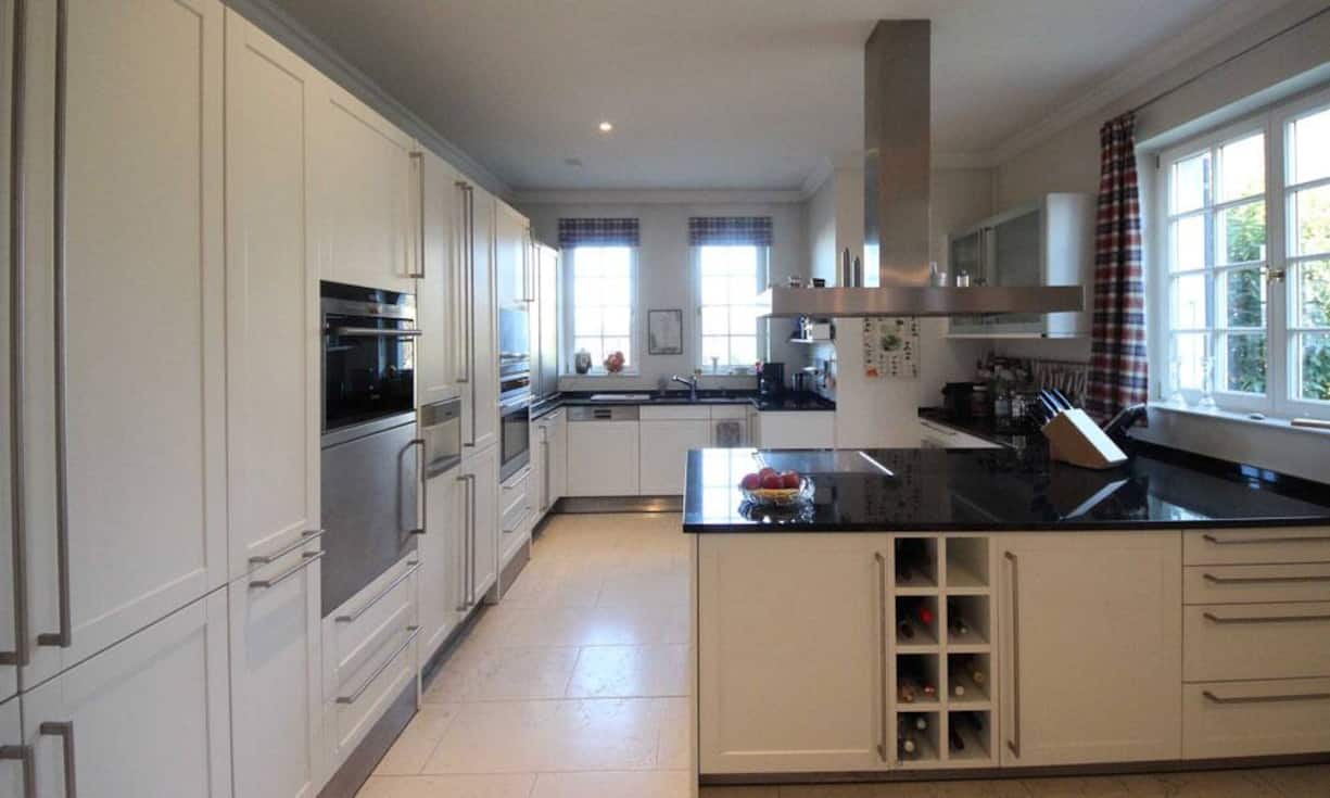 Die Bulthaupt-Küche ist grosszügig bemessen und bietet viel Stauraum und Ablagefläche.