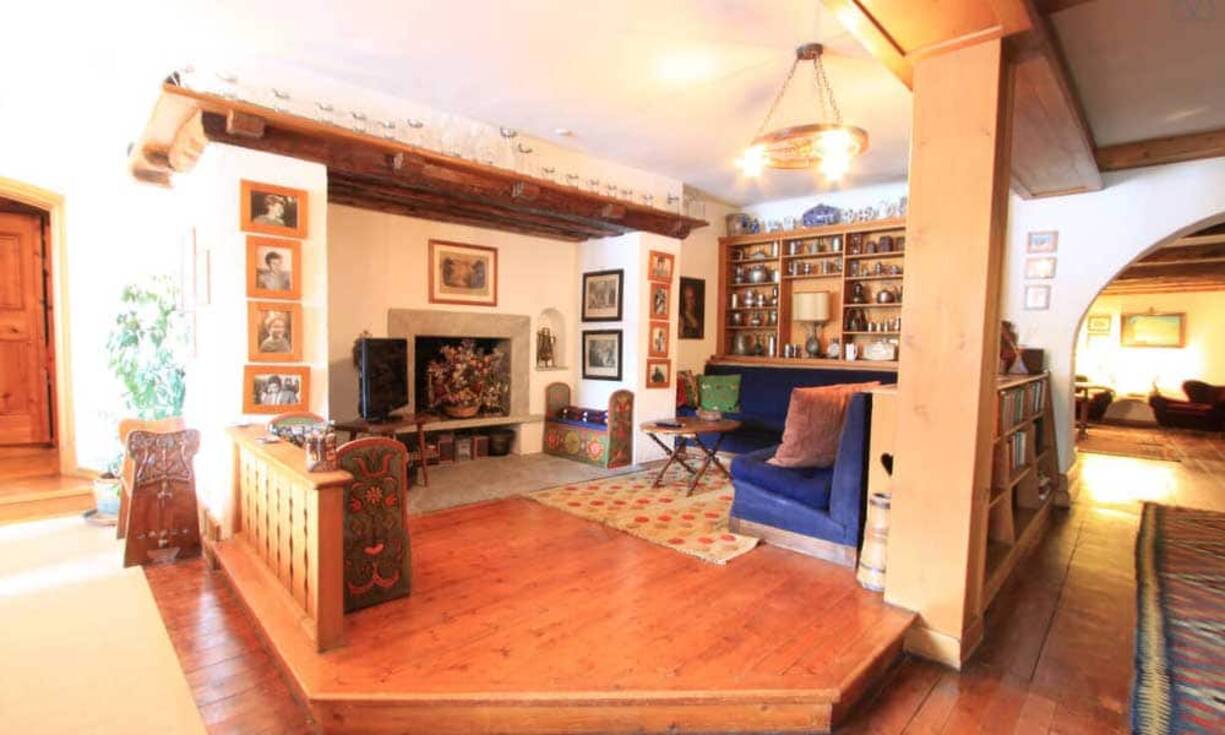 Auf Platz eins unserer Liste der teuersten Airbnb befindet sich eine Villa aus dem 16. Jahrhundert in Celerina. Damit belegen zwei Angebote aus  Graubünden die vordesten Plätze. Laut dem Anbieter soll sogar schon Napoleon Bonaparte in diesem Gebäude übernachtet haben. Für die Liste wurde nur eine unvollständige Auswahl von Airbnb-Angeboten verwendet. Die Preise können je nach Datum varieren. Bilder: Airbnb