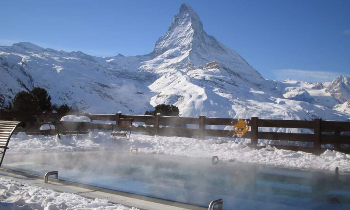 Platz 6 (Vorjahr: 3): Riffelalp Resort 2222m, ZermattDie Luxus-Lodge ist ein begehrtes Winterziel von sportlichen Genussmenschen aus aller Welt. Diese schätzen die Hammerlage neben der Skipiste und den Mix aus solider Swissness und mondänder Gelassenheit. Leider ist das Hotelteam weniger «wach» als in früheren Jahren, doch sind wir zuversichtlich, dass es nach der Renovation aller Zimmer im Sommer 2016 rasch wieder zu seinem Gespür für die Anforderungen des Moments zurückfindet.