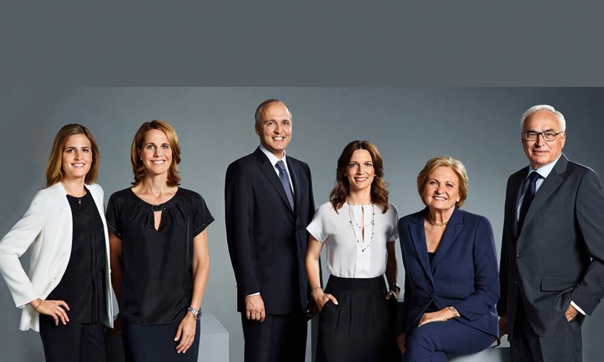 Fribourg: Familie LiebherrHans Liebherr kehrte wegen drohender Erbschaftssteuern Ende der 70er-Jahre Deutschland den Rücken und zog nach Bulle in den französischsprachigen Teil der Schweiz. Von dort aus dirigieren seine Kinder Willi und Isolde mit ihren teilhabenden Nachkommen den Weltkonzern Liebherr - und das höchst erfolgreich. Ihr Vermögen summiert sich auf 9 bis 10 Milliarden Franken.PR