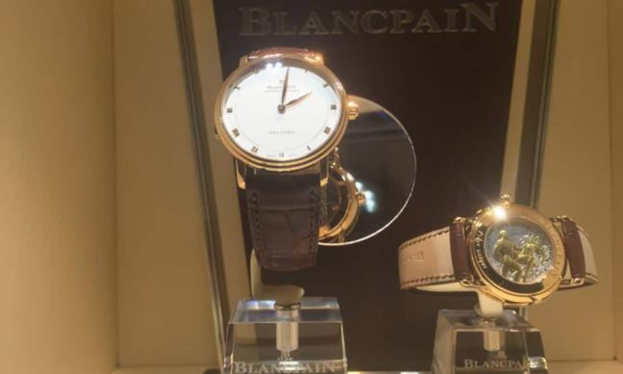 Fertig sehen die erotischen Unikate dann etwa so aus, wie die Uhr rechts.