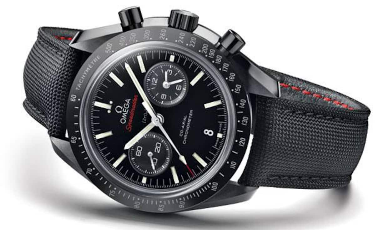 Im Mondschatten: Es gibt sie seit weit über 50 Jahren. Ihre Karriere ist nicht einfach nur die längste und dank ihrer Reise zum Mond auch die aufsehenerregendste, sondern die Speedmaster ist ein unbestrittener Bestseller. Omega sorgt dafür, dass die Speedmaster ihre eigentliche Zukunft erst vor sich hat. Im schwarzen, abwechselnd satinierten und polierten 44-Millimeter-Keramikgehäuse mit geflochtenem Textilfaserband: 10 800 Franken.